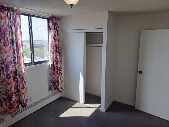 Building Photo - 515 7 Av S