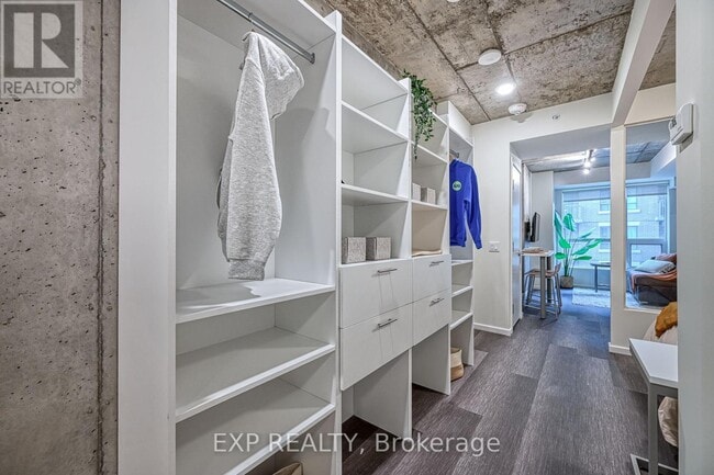 Building Photo - 211-211 Besserer St
