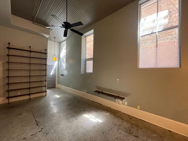Building Photo - 553 Cherry St