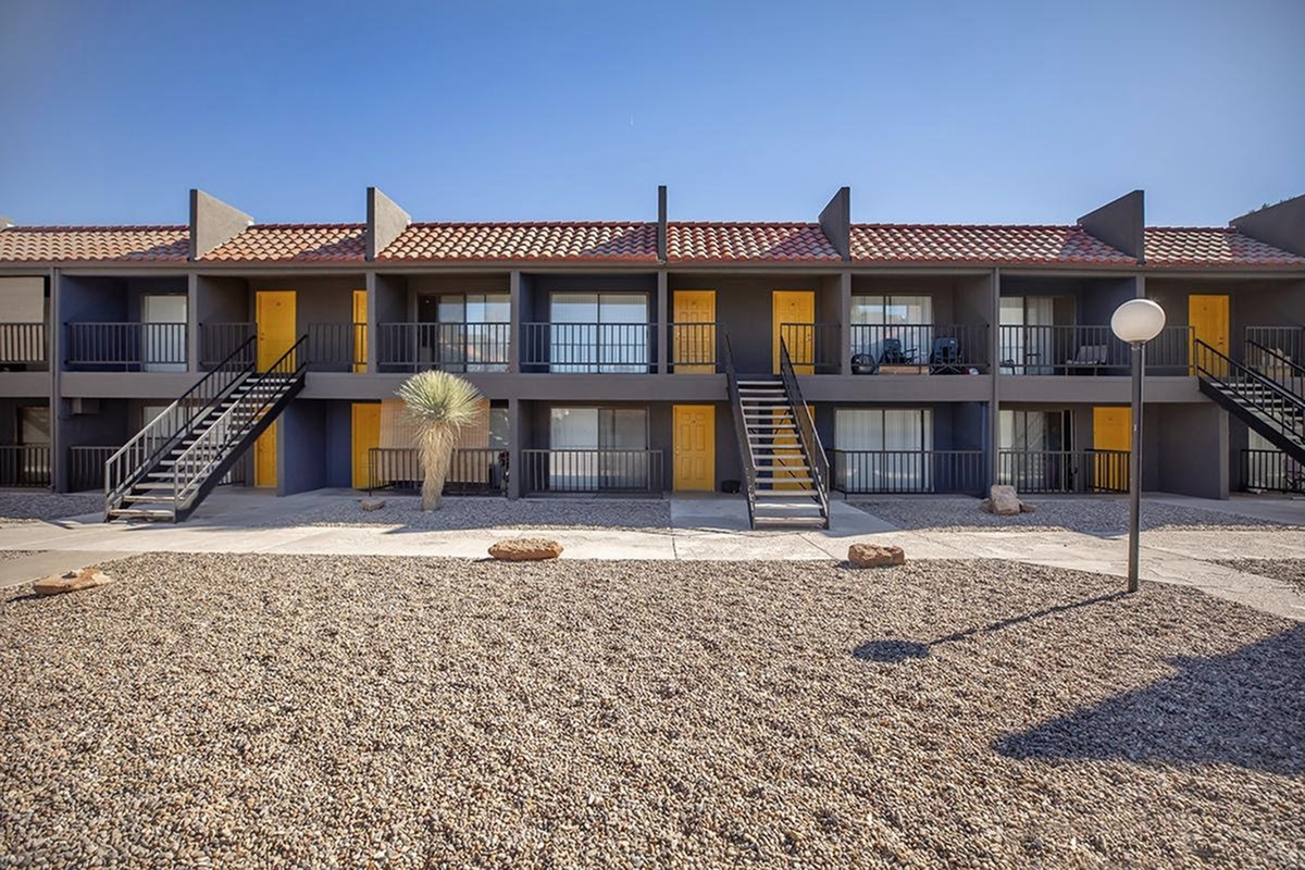 Vistas panorámicas de los edificios | Apartamentos Las Brisas en Albuquerque, NM - Las Brisas