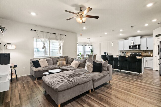 Building Photo - 310 Saddleback Trl