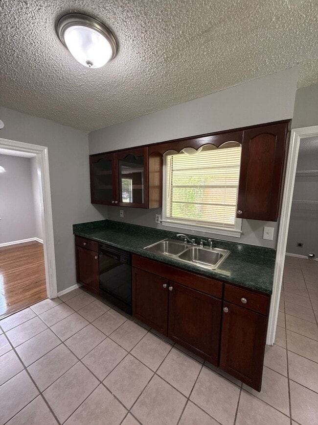 Foto del edificio - 1043 Vinewood Ln