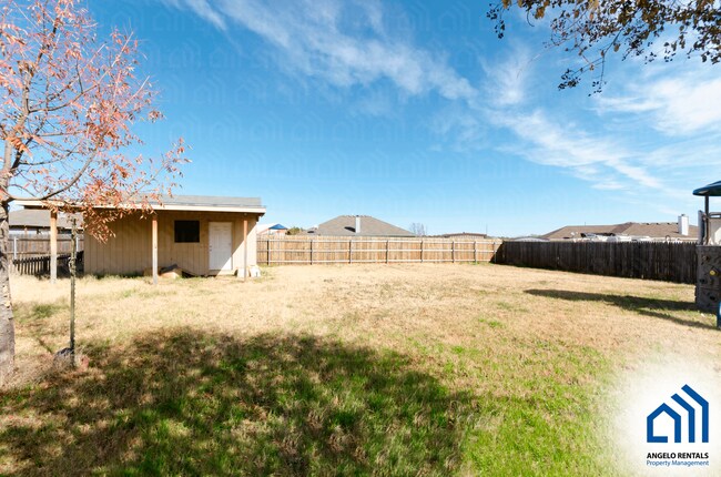 Building Photo - Lovely 3 bedroom, 2 bath home with fire pl...