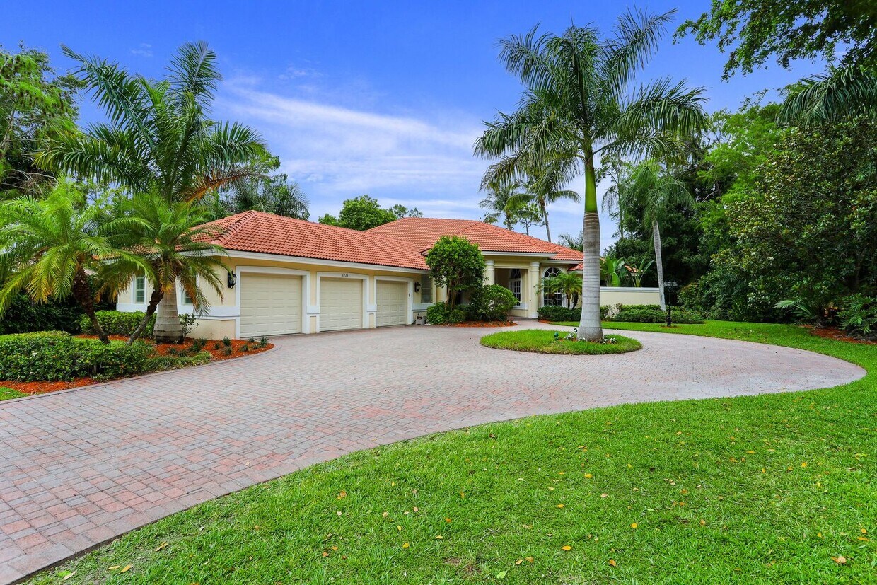 Primary Photo - ** STONEGATE AT THE CROSSINGS ** 4 BED + D...