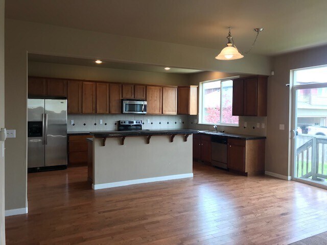 Building Photo - Beautiful Spacious 4BD/2.5BA Home