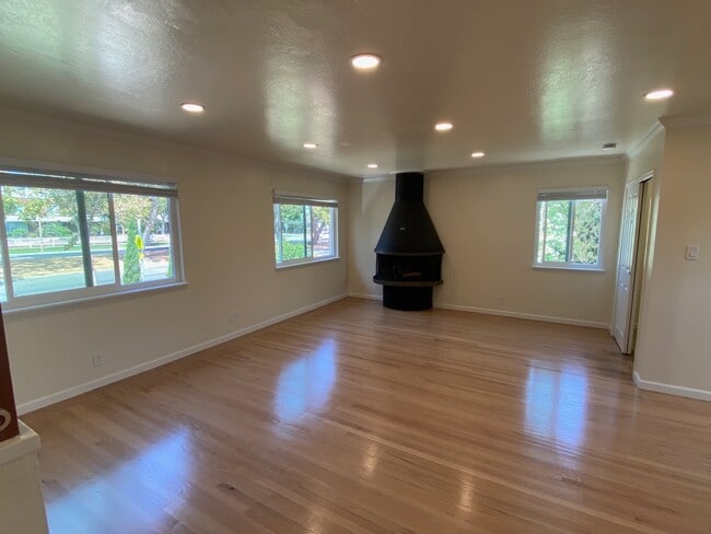 Building Photo - 820 Island Dr