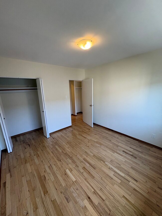 Photo du bâtiment - 2150 Cadboro Bay Rd