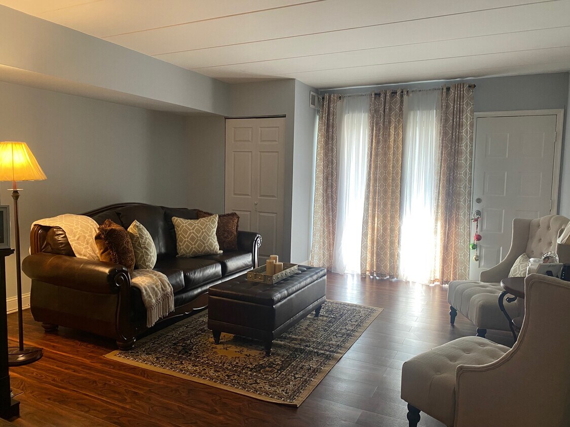 Foto principal - 7733 Oxford Ave