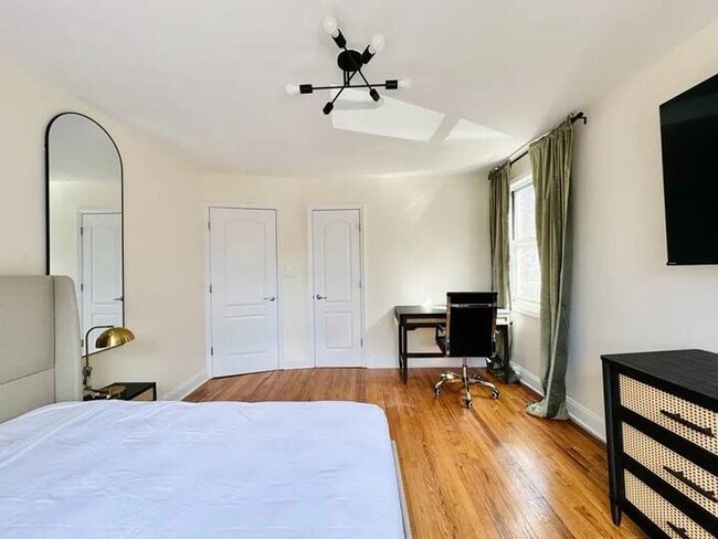 Foto del edificio - Furnished room/NOT APARTMENT