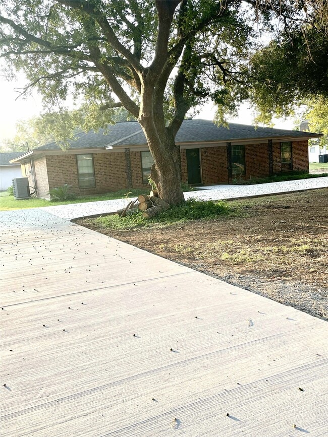 Building Photo - 811 Tori Rd