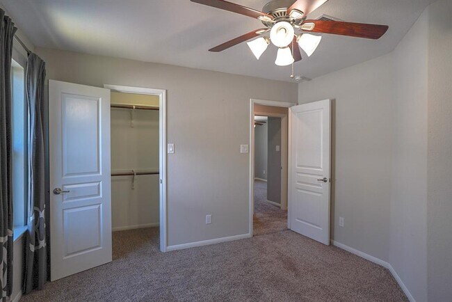 Foto del edificio - 7818 Lake Commons Dr