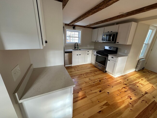 Building Photo - Cute 4 Bedroom Urban South Portland Farmhouse