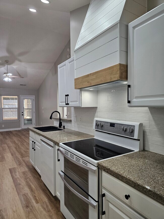 Building Photo - 118 Retreat Pl