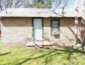 Building Photo - 1214 SW D Ave
