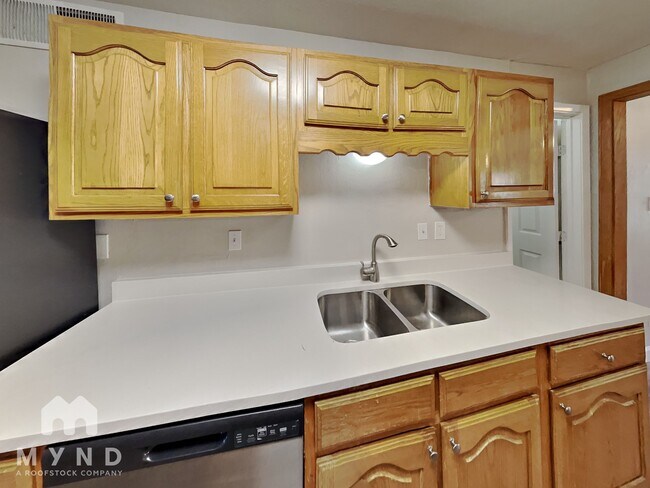 Building Photo - 521 Magnolia Dr