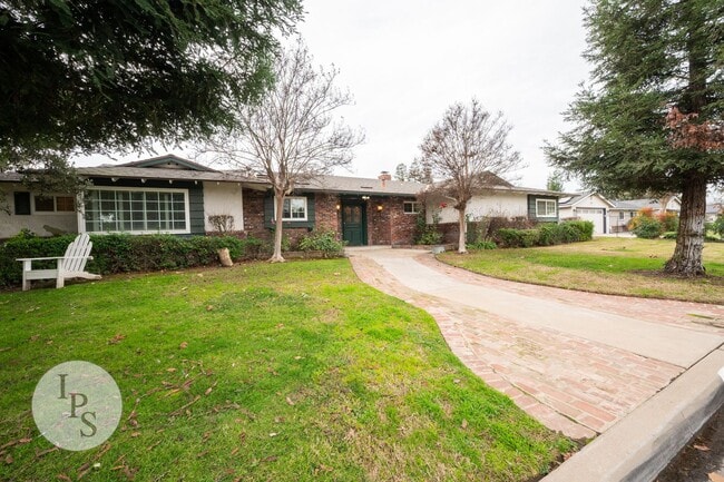 Foto del edificio - Fig Garden area Large Home, 4BR/3BA, Pool - Lots of Amenities!