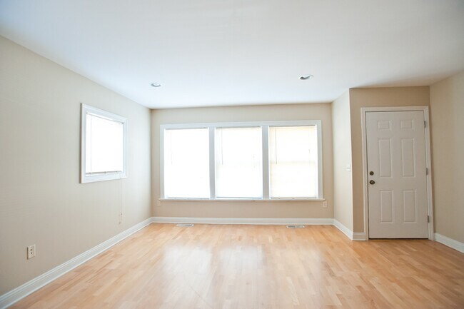 Foto del edificio - 3255 N Oakland Ave