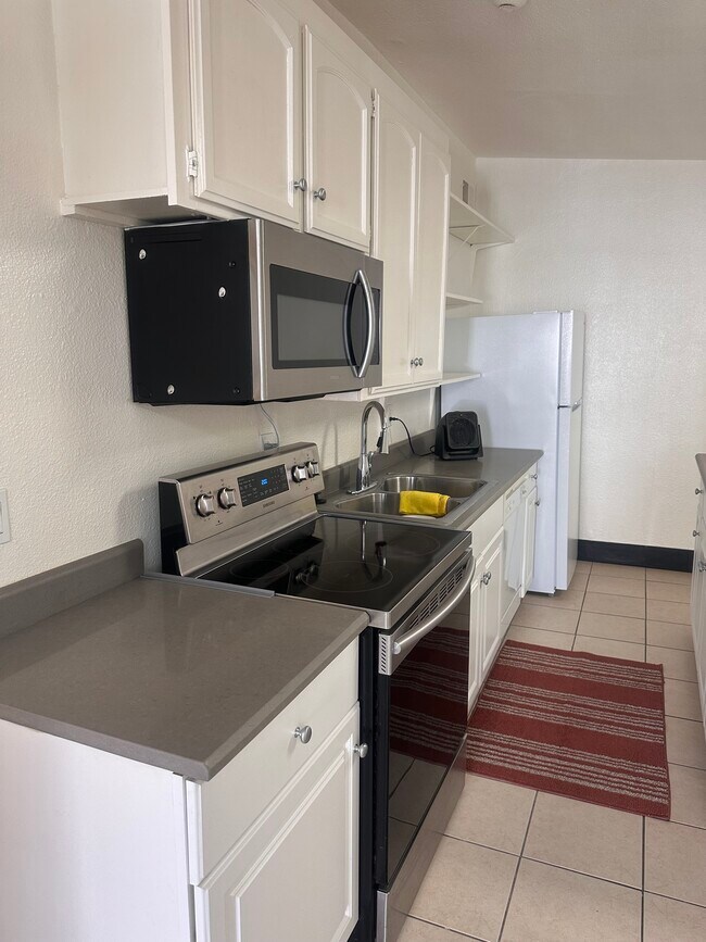 Foto del edificio - 16727 Monterey St