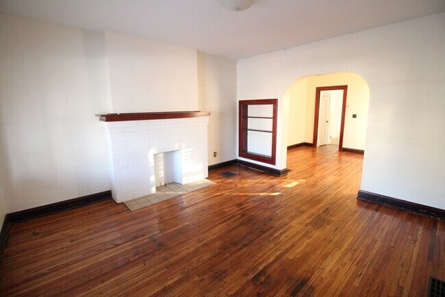 Building Photo - Spacious 3 bedroom duplex!