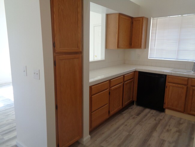 Building Photo - Cute and Clean 2 Bedroom Rosamond Home