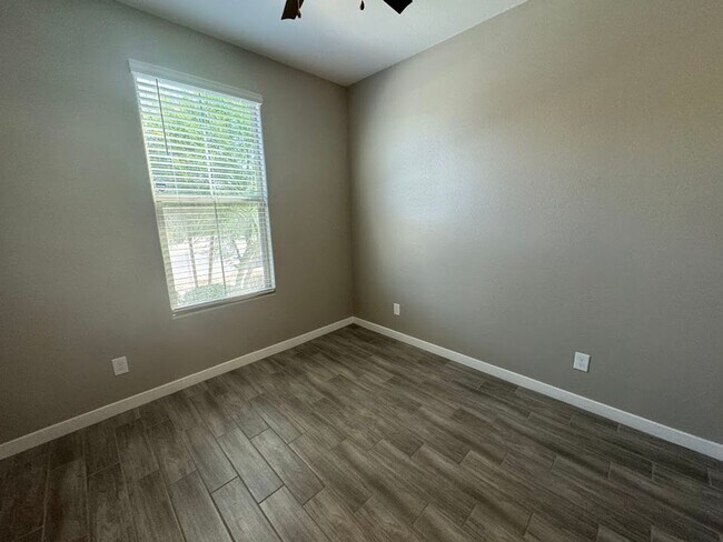 Building Photo - Available for Immediate Move-In! Spacious ...