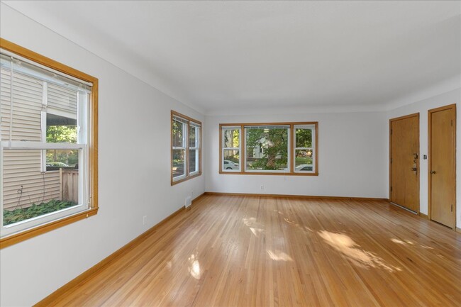 Living room - 1519 Adams St NE