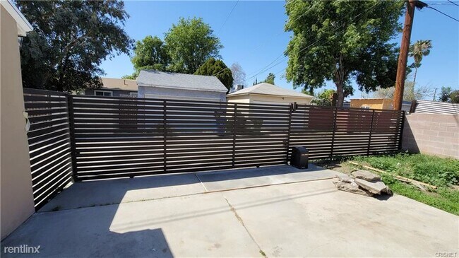 Building Photo - 2 br, 3 bath House - 6715 Corbin Ave