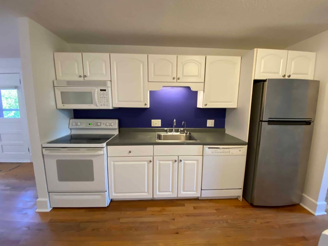 Kitchen - 10 Graves Ave