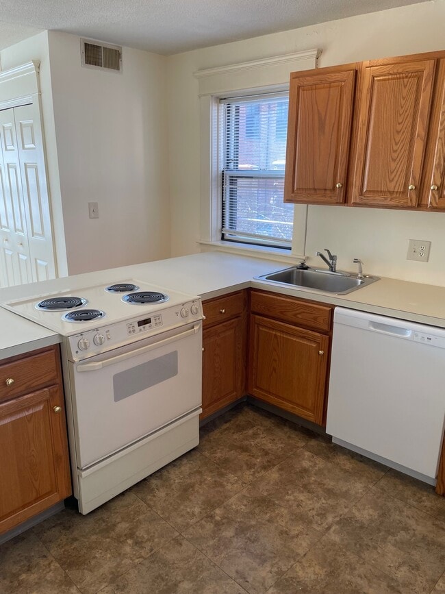 Building Photo - 58 Edwards St