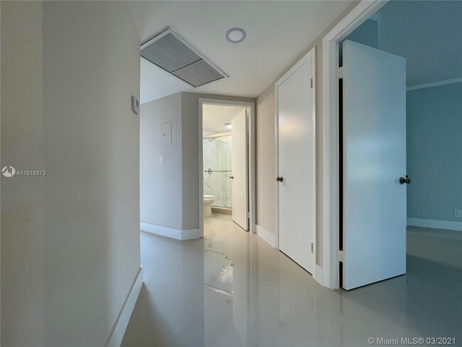Foto del edificio - 8290 Lake Dr