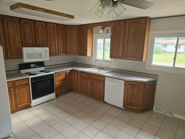 Building Photo - 3 Bedroom, 2 Bathroom Home