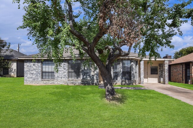 Building Photo - 2405 Cactus Dr