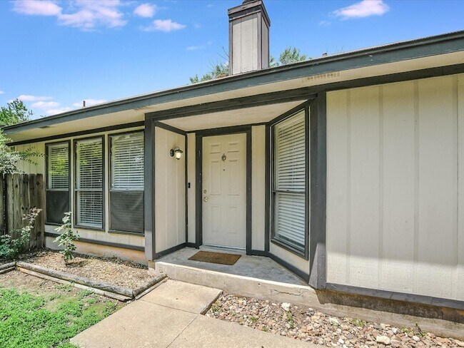 Foto del edificio - 806 Sunny Ln