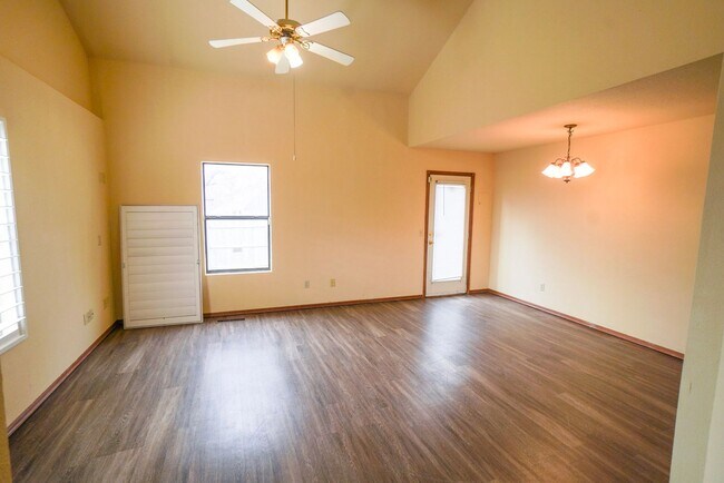 Foto del edificio - Must see 2 bed, 2 bath duplex near the University of Oklahoma