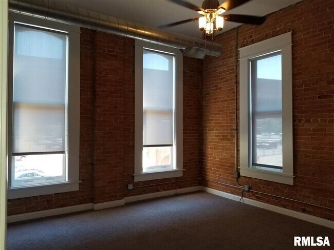 Building Photo - 1534 River Dr