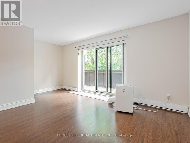 Photo du bâtiment - 2633 Yonge St