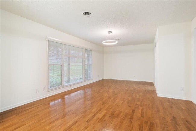 Building Photo - Completely Updated Home in Woodway, Texas;...
