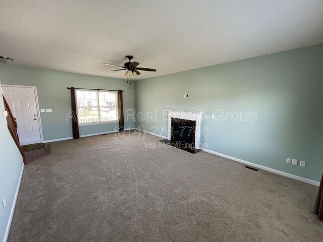 Foto del edificio - 5533 Emerald Pl Dr