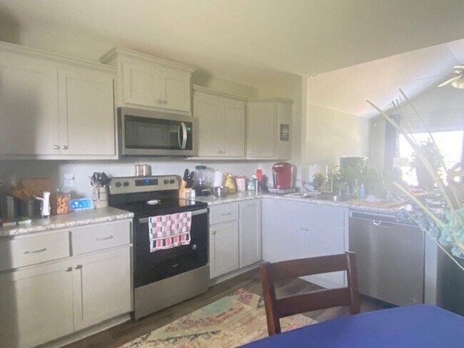 Foto del edificio - Spacious & Inviting 3-Bedroom Home with Fe...