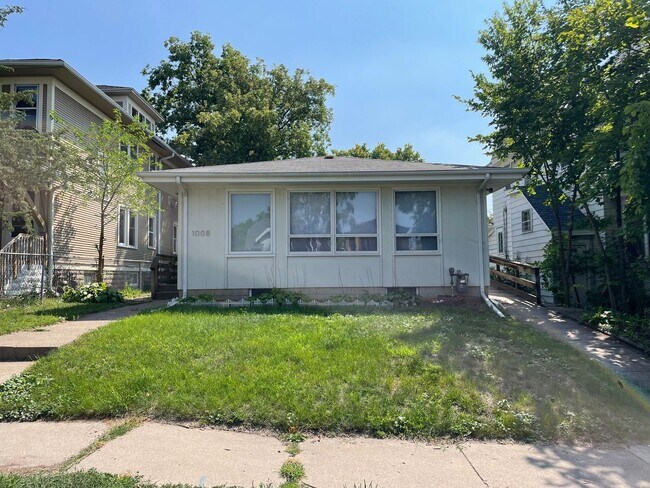 Foto del edificio - 3 br, 1 bath House - 1008 Marshall Ave.