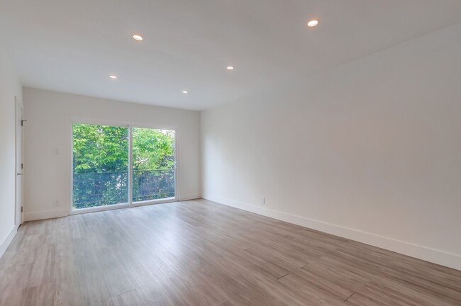 Interior Photo - 4037 W 28th St (B)