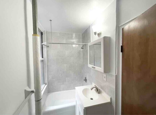Building Photo - 525 W 111th St