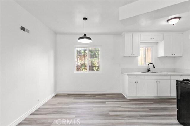 Building Photo - 925 W 76th St
