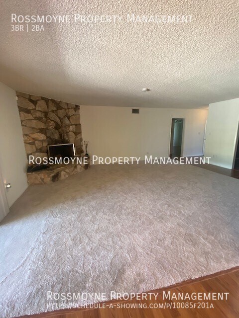 Building Photo - 3 Bedroom Plus Convertible Den/2 Bathroom ...