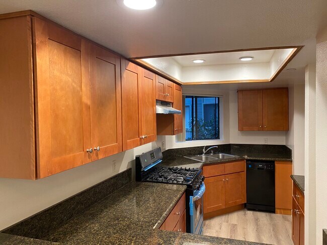 Building Photo - 411 Palm Dr