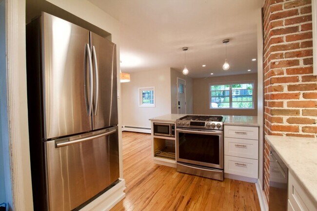 Foto del edificio - Sunny Sunnyside Bungalow with Finished Basement & Private Backyard Retreat
