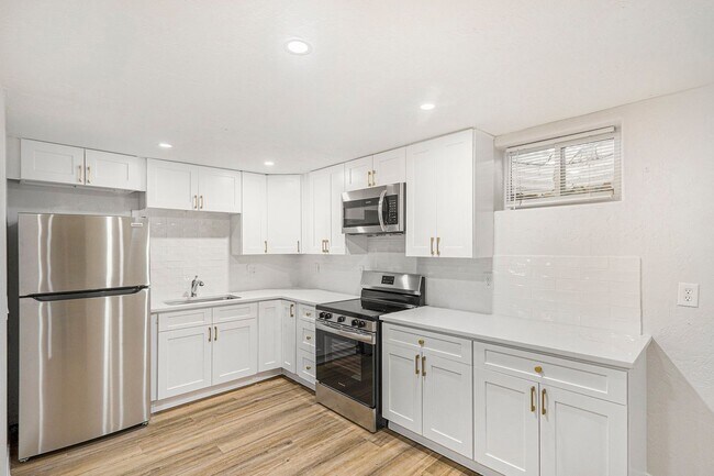 Foto del edificio - Updated 2-Bedroom Lower Unit with Private Entrance & Fenced Patio