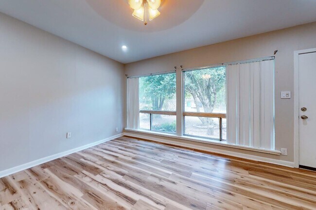 Foto del edificio - 1025 Louise Ln