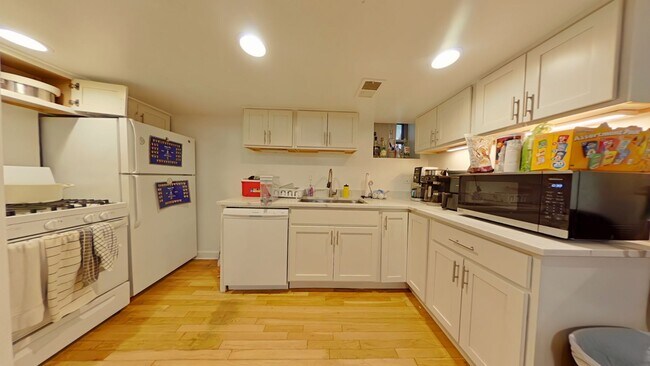 Photo - 2947 N Racine Ave Apartment