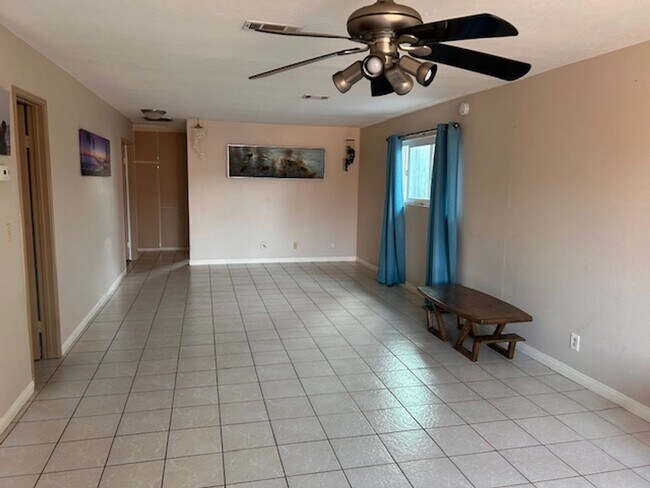 Building Photo - Come see this charming 3 bedroom / 2 bath ...